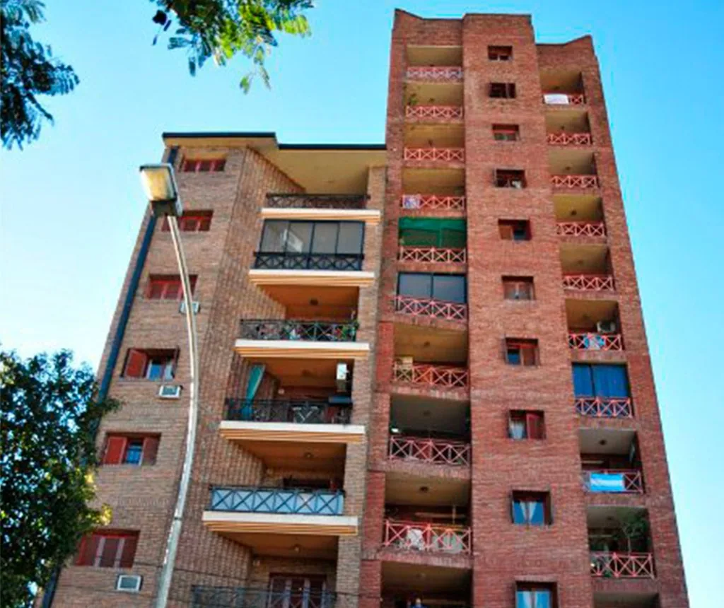 Edificio Andrés Pazos frente a Plaza